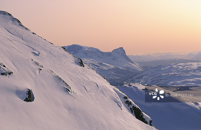 被白雪覆盖的群山图片素材
