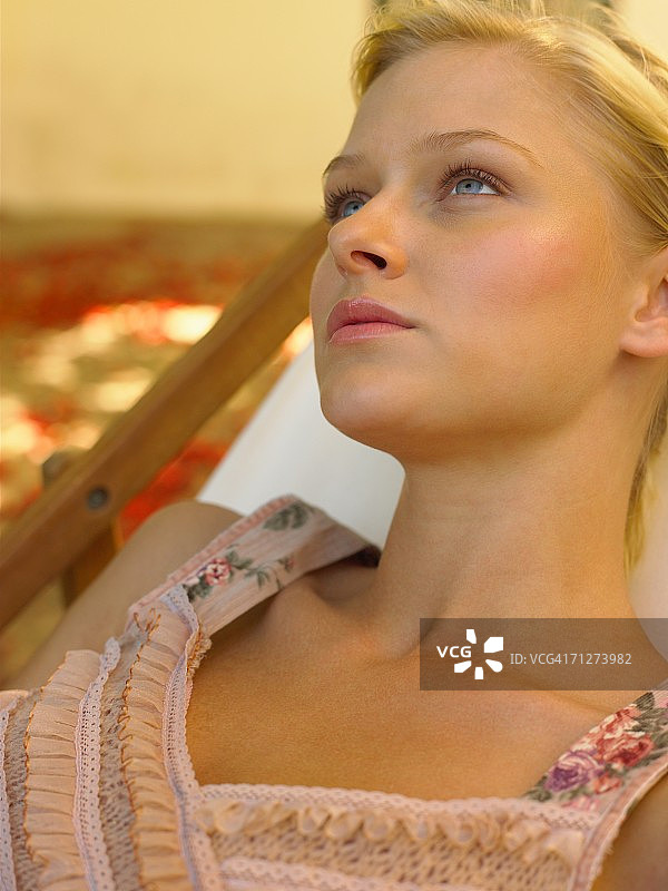 一位年轻成年女性的肖像图片素材