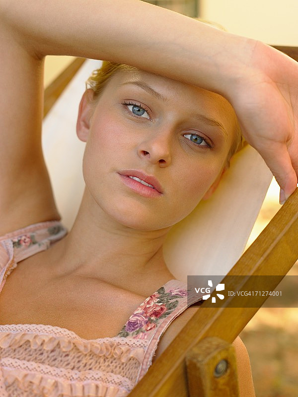 年轻女子坐在躺椅上图片素材