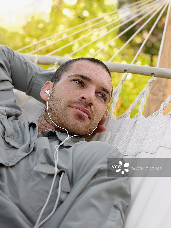 中年男人躺在吊床上图片素材