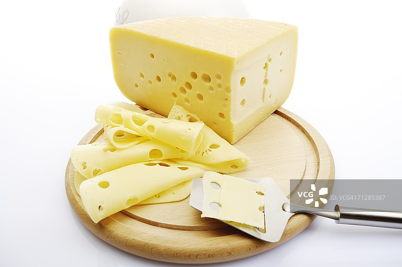 砧板上的切片奶酪图片素材