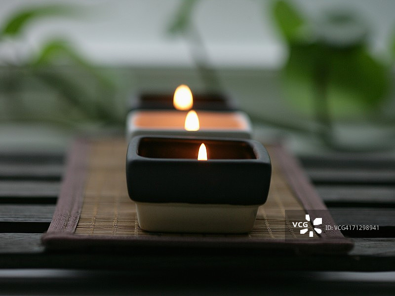 柳条垫上燃烧的蜡烛特写图片素材