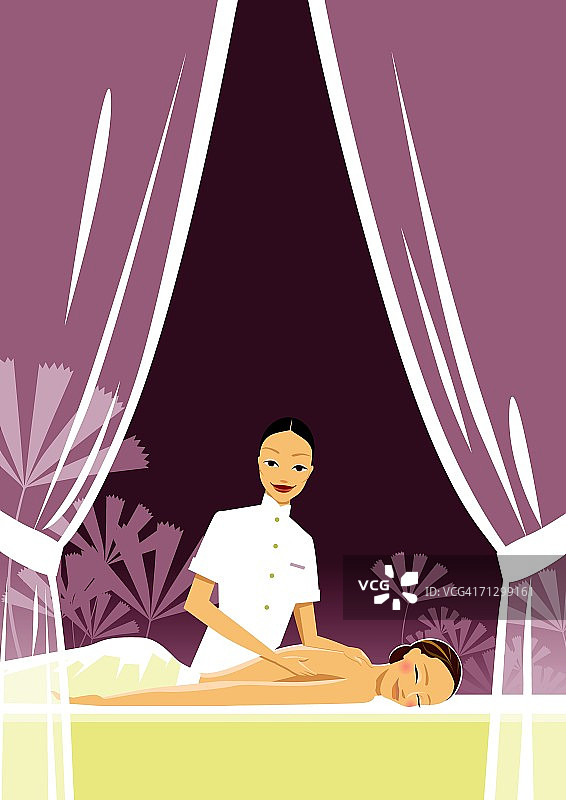 妇女接受按摩师的背部按摩图片素材
