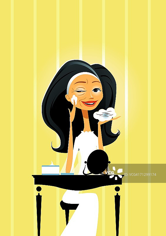 女人往脸上涂抹润肤霜图片素材