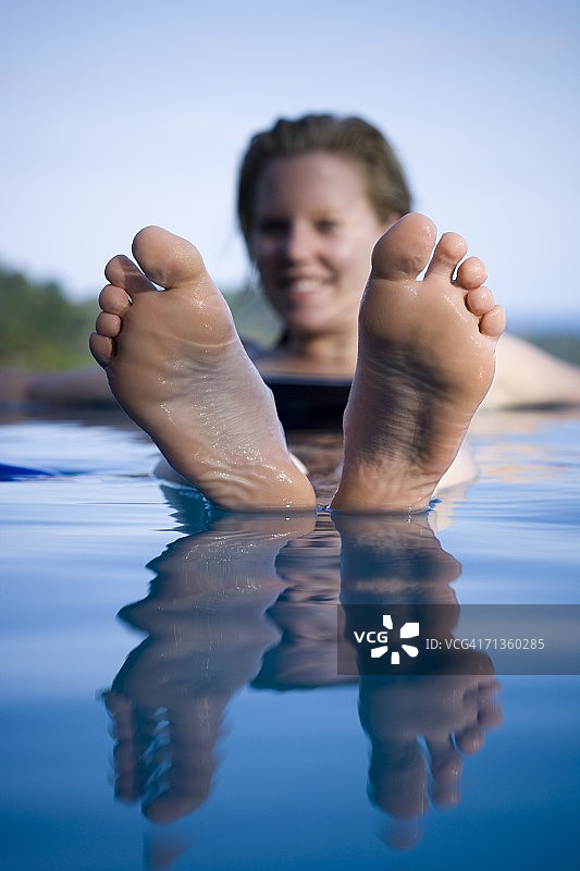 在游泳池里的年轻女子肖像图片素材