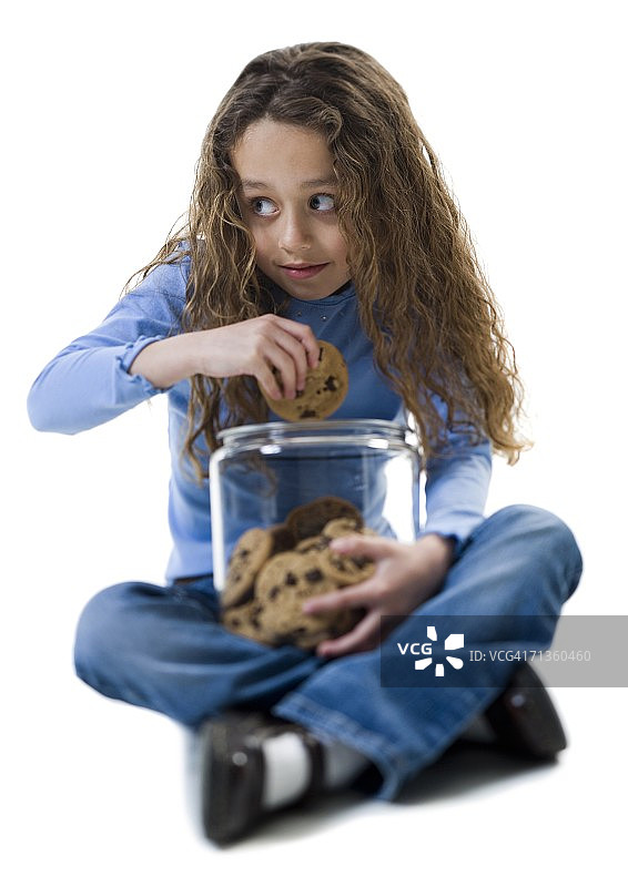 女孩拿着一罐饼干的特写图片素材