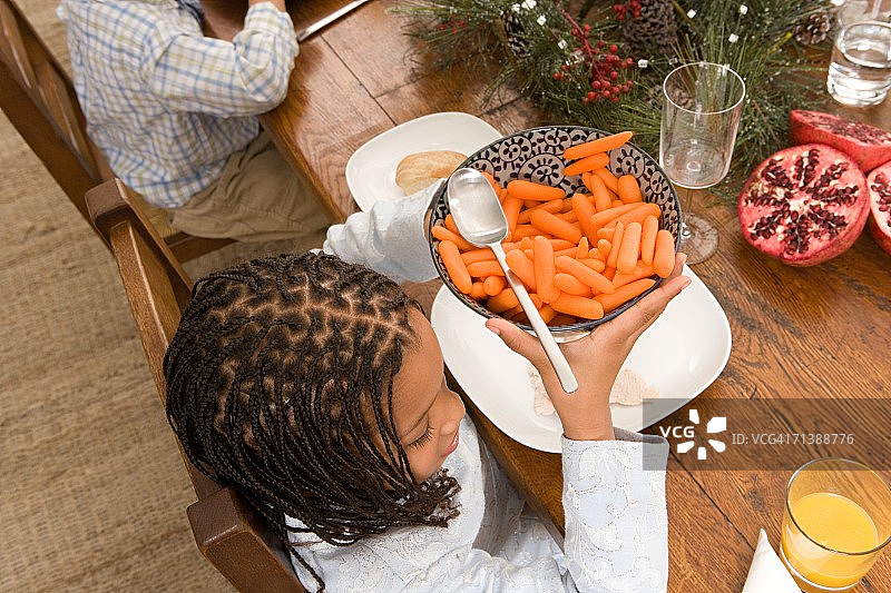拿着一碗胡萝卜的女孩图片素材