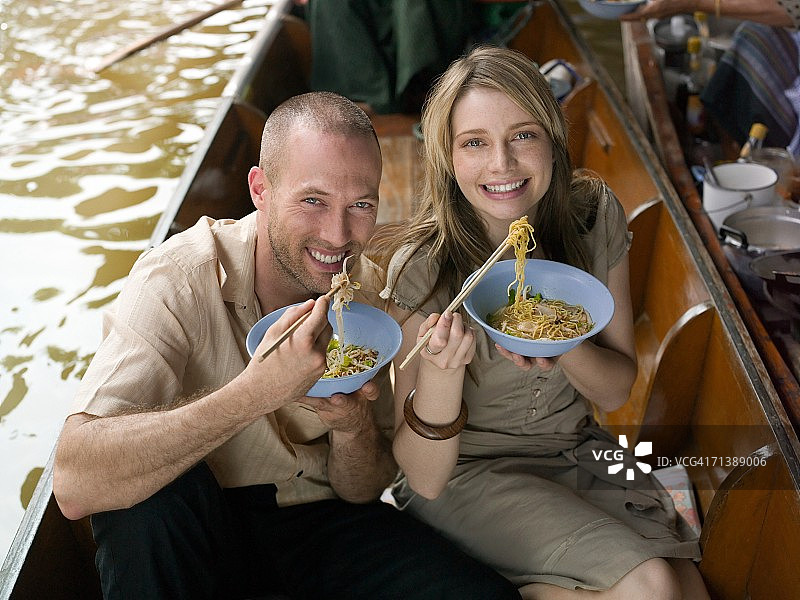 情侣在游船上用餐图片素材