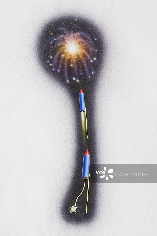 火箭烟花在夜空中点燃和爆炸的各个阶段图片素材