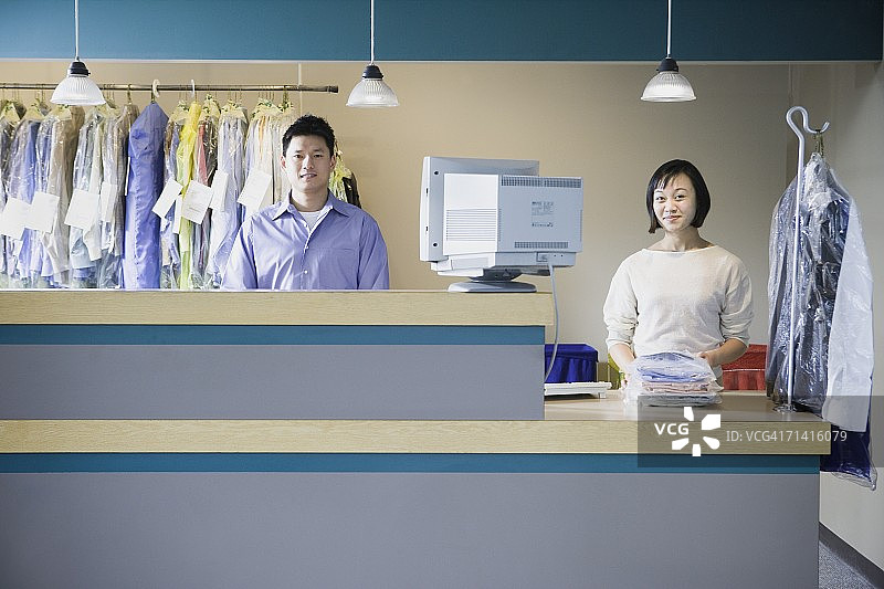 亚洲男女洗衣店员工图片素材
