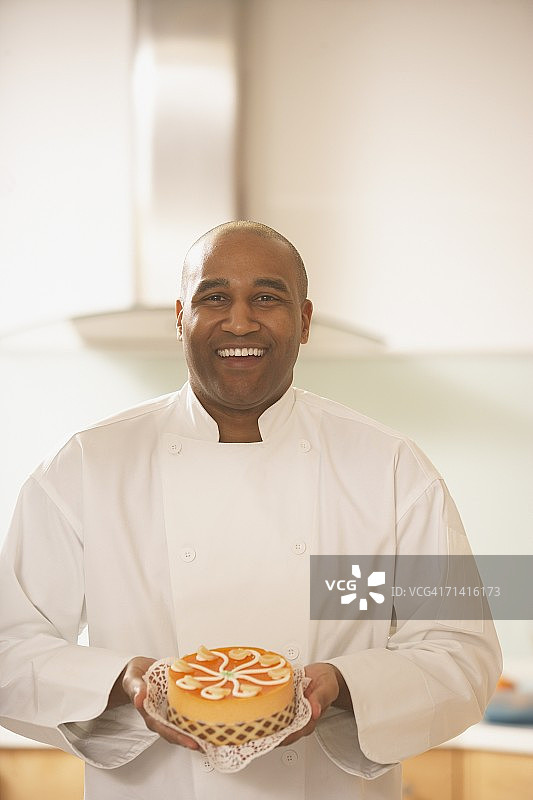 非洲男糕点师拿着蛋糕图片素材