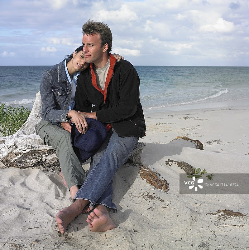 情侣坐在沙滩上图片素材