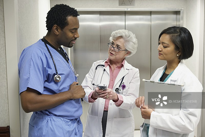 医院员工在电梯前交谈图片素材