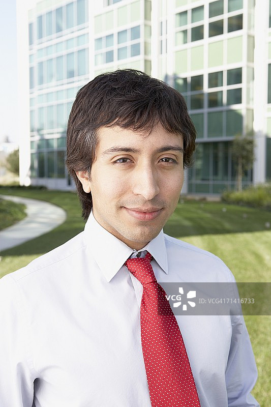 办公楼前的西班牙裔商人图片素材