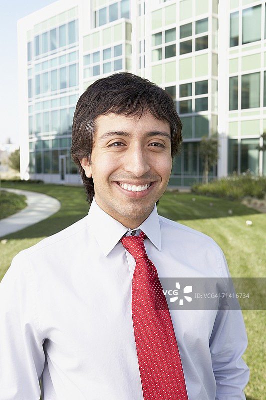 在办公楼前的西班牙裔商人图片素材