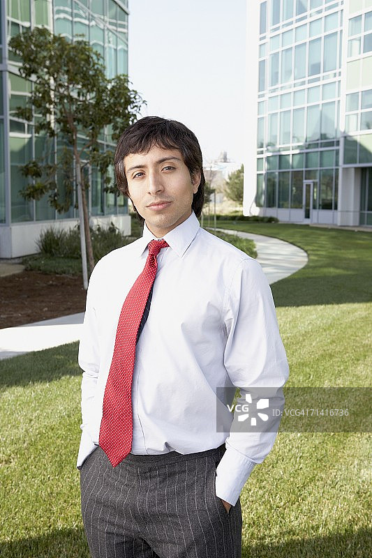 办公楼前的西班牙裔商人图片素材