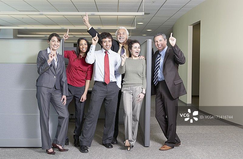 一群同事做出第一名的手势并微笑图片素材