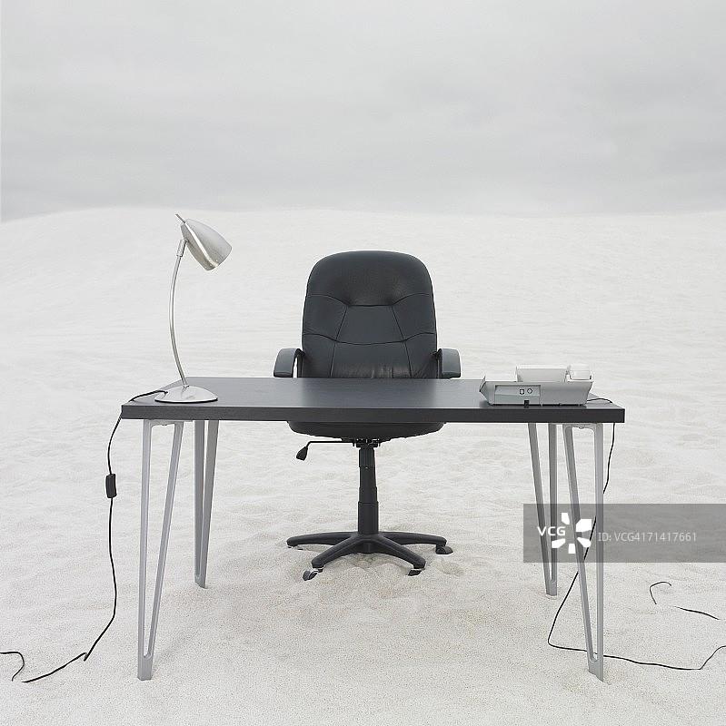 沙漠中的空桌子图片素材