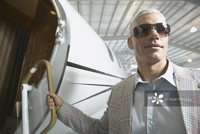 在机库里登上飞机的中年男人图片素材