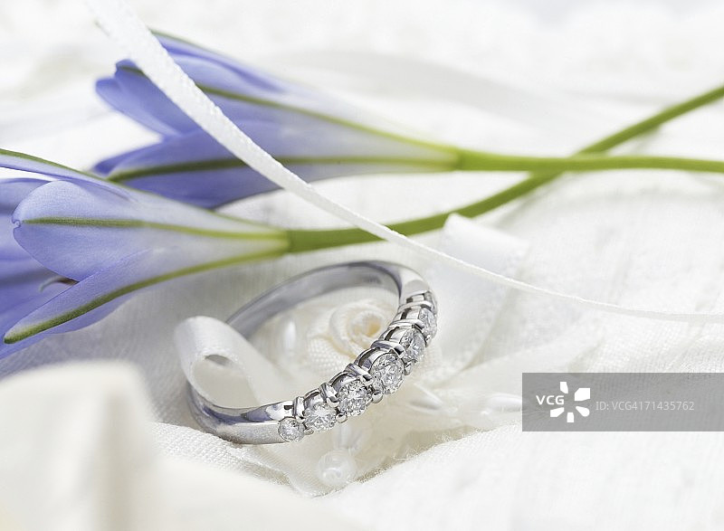 结婚戒指和鲜花图片素材