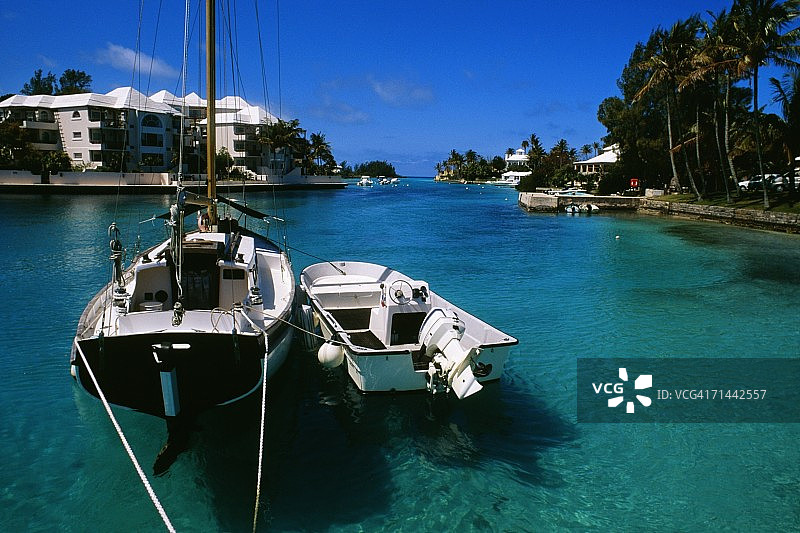 百慕大海景与背景建筑中的船只鸟瞰图片素材