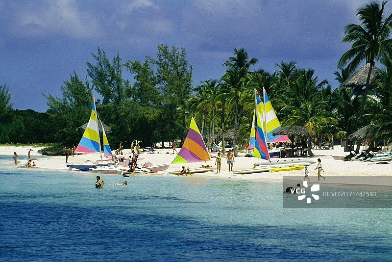 巴哈马阿巴科群岛金银岛海滩上的彩色游艇图片素材