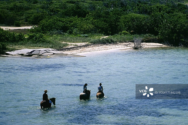 维京群岛三人在马背上过海的高角度景观图片素材