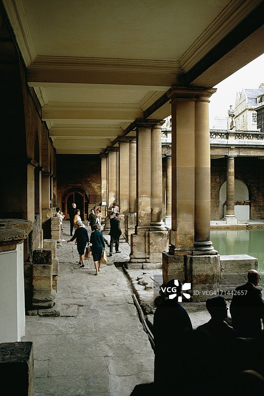 在英国罗马浴池内漫步的人群图片素材