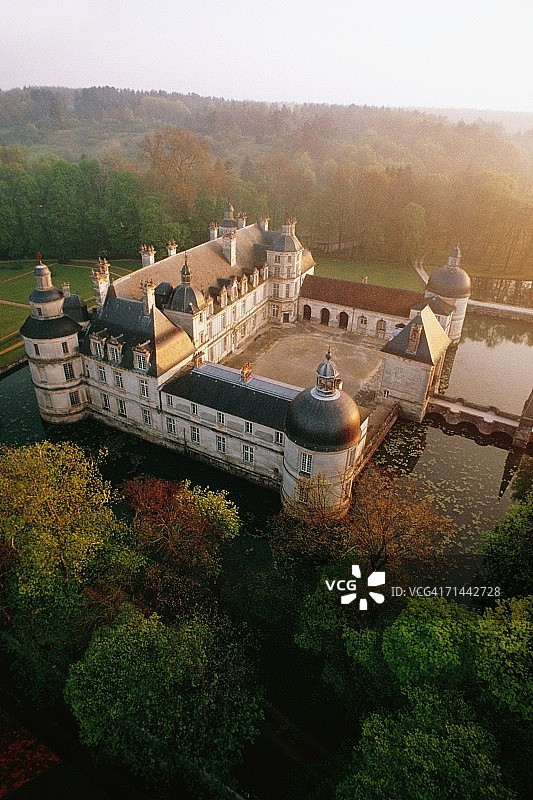 勃艮第塔莱城堡高角度景观图片素材