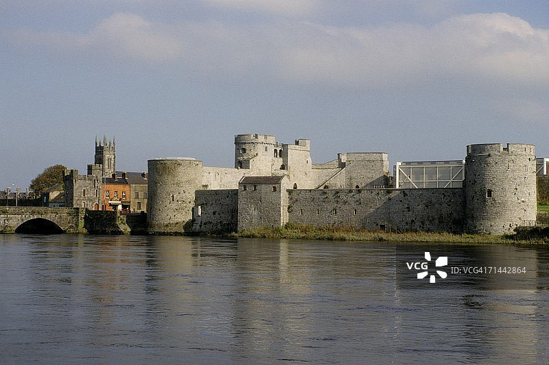 城堡前的河流：圣约翰城堡，爱尔兰利默里克图片素材
