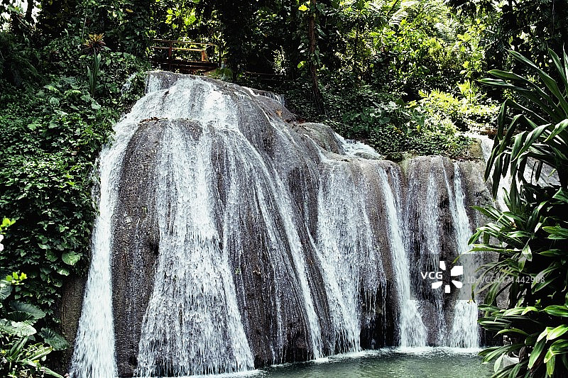 牙买加邓恩瀑布的涌水景观图片素材