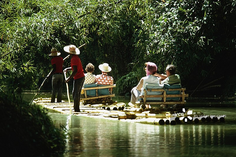 一小群人在牙买加竹筏漂流的背影图片素材