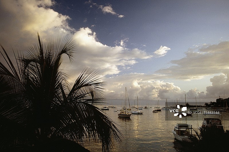 维尔京群岛圣克罗伊岛克里斯琴斯特德停泊的船只图片素材