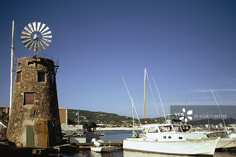 圣克洛伊岛维尔京群岛港口风车附近的船只景观图片素材