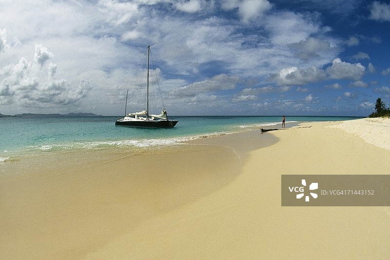 圣克罗伊岛巴克岛海滩边的一艘船的侧面照，维尔京群岛图片素材