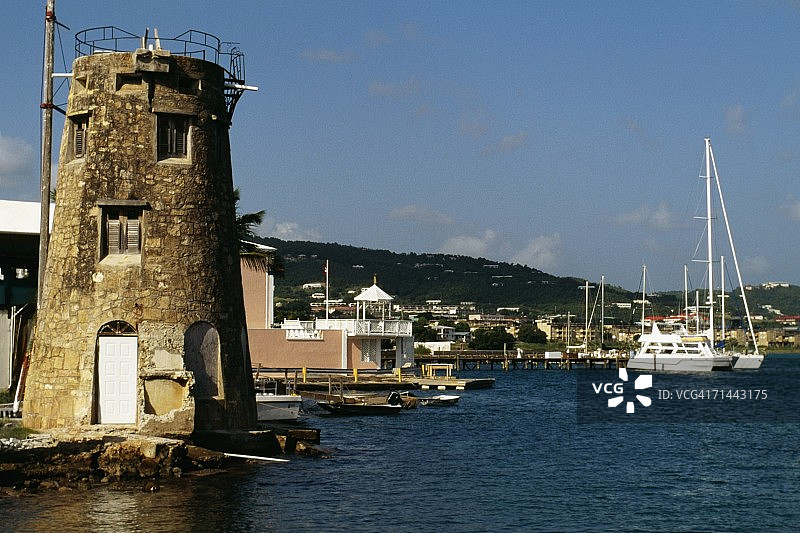 美属维尔京群岛圣克罗伊岛克里斯蒂安斯特德海岸线附近的古老塔楼图片素材