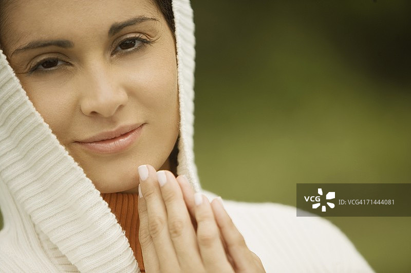 年轻女子祈祷微笑肖像图片素材