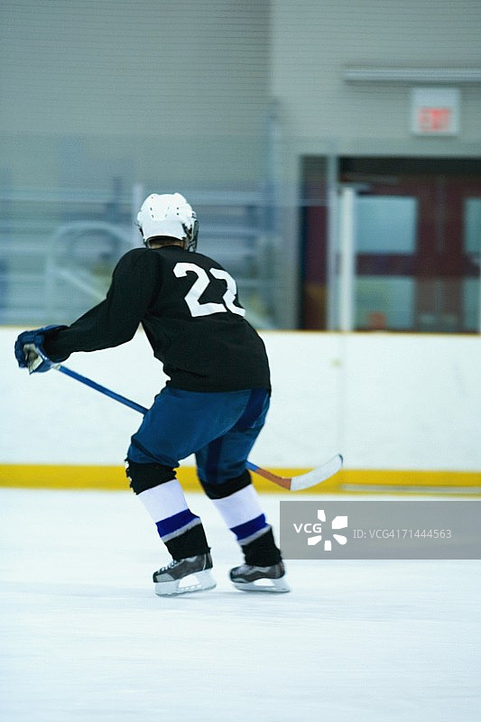 冰球运动员打冰球的背影图片素材