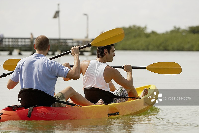 两名年轻男子皮划艇的背影图片素材