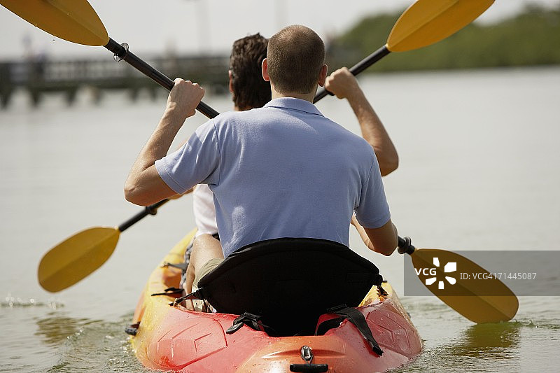 两名年轻男子皮划艇的背影图片素材