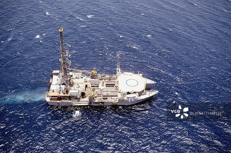 海上石油钻井船航拍图片素材