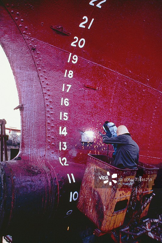 焊接工在菲律宾宿雾焊接油轮图片素材