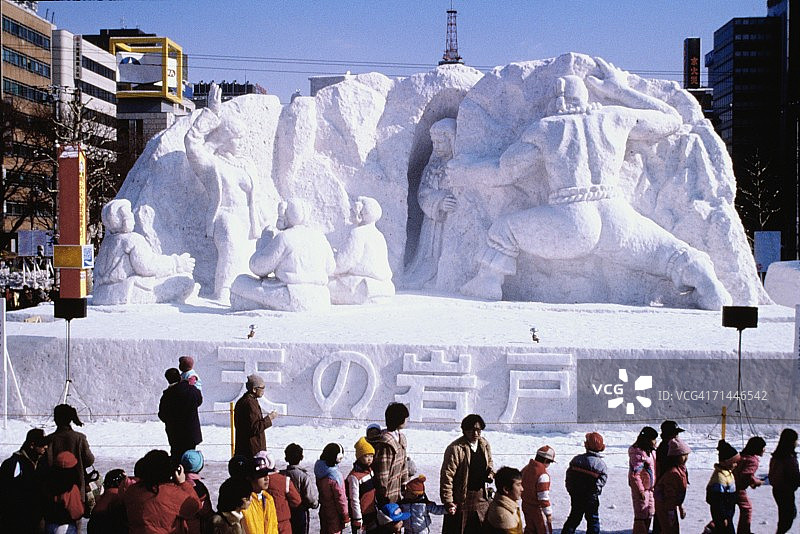 游客在札幌雪祭的雪雕前图片素材