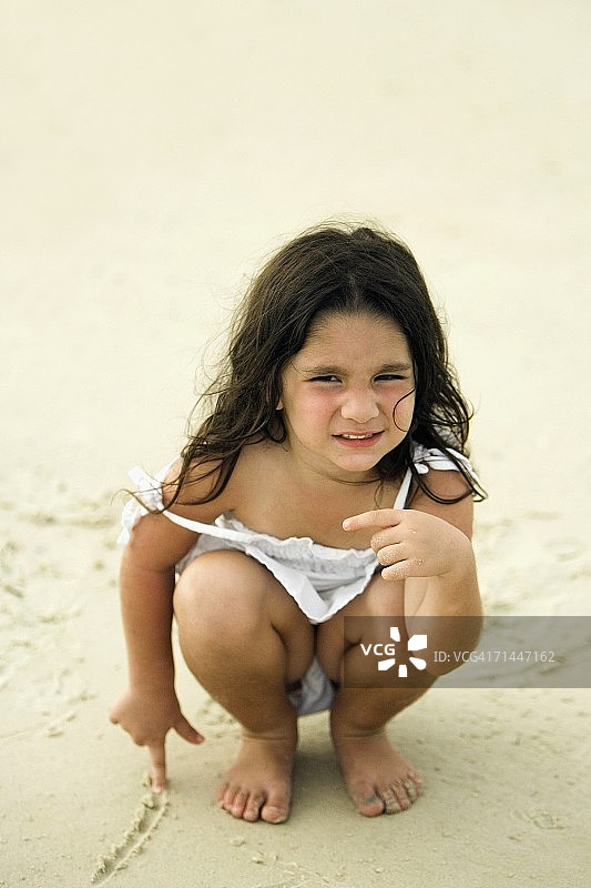 在沙滩上写字的女孩肖像图片素材