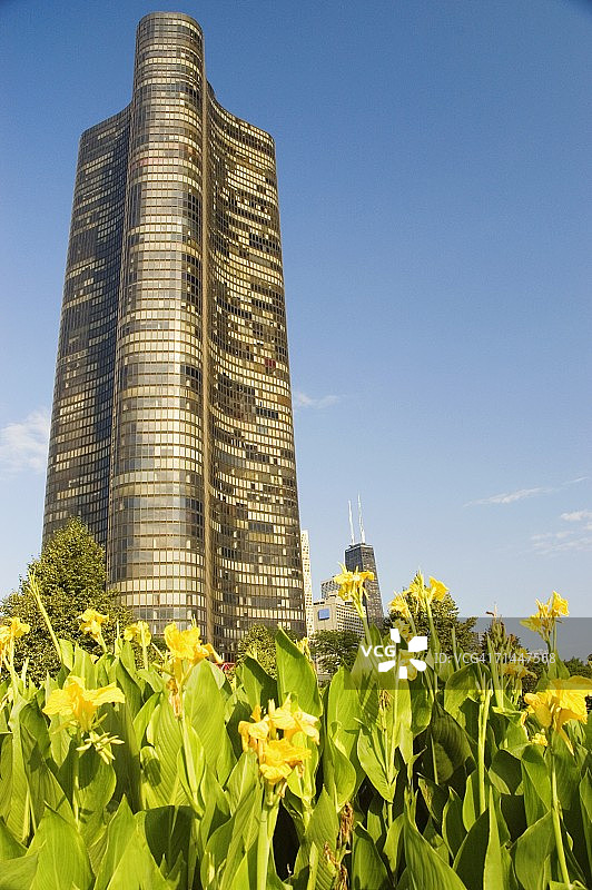 仰视角度拍摄的湖点大厦，美国伊利诺伊州芝加哥图片素材