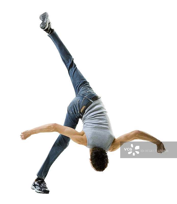 年轻男子后空翻的背影图片素材