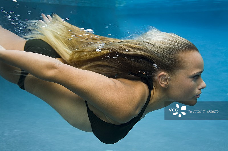 游泳的少女 profile图片素材