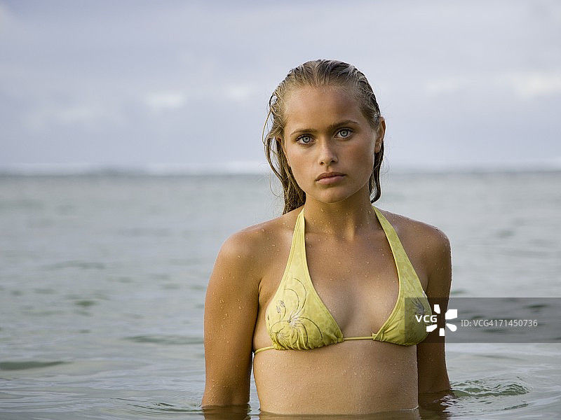海边的少女肖像图片素材