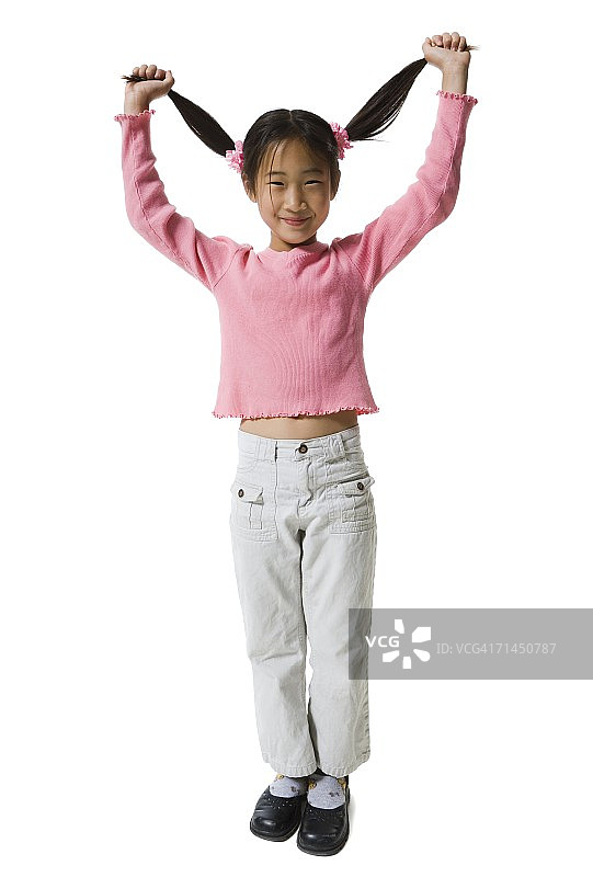 扎着辫子微笑的女孩肖像图片素材