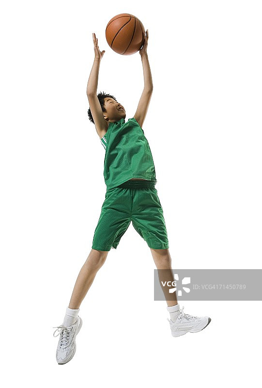 仰视跳跃投篮的男孩图片素材